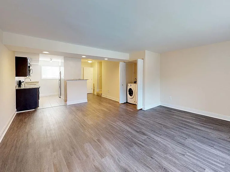 Tysons Glen Apartments and Townhomes — Photo 22