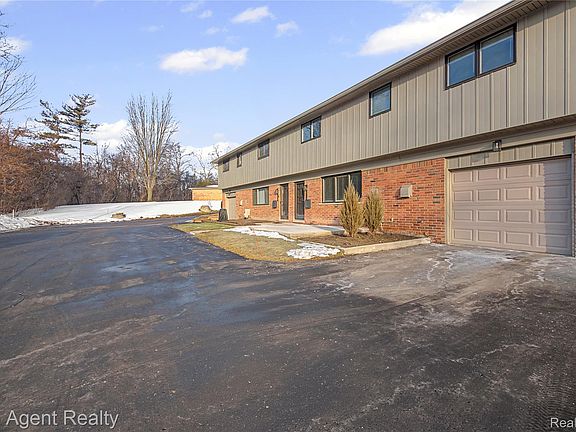 3rd image of 152 E Hickory Grove Rd