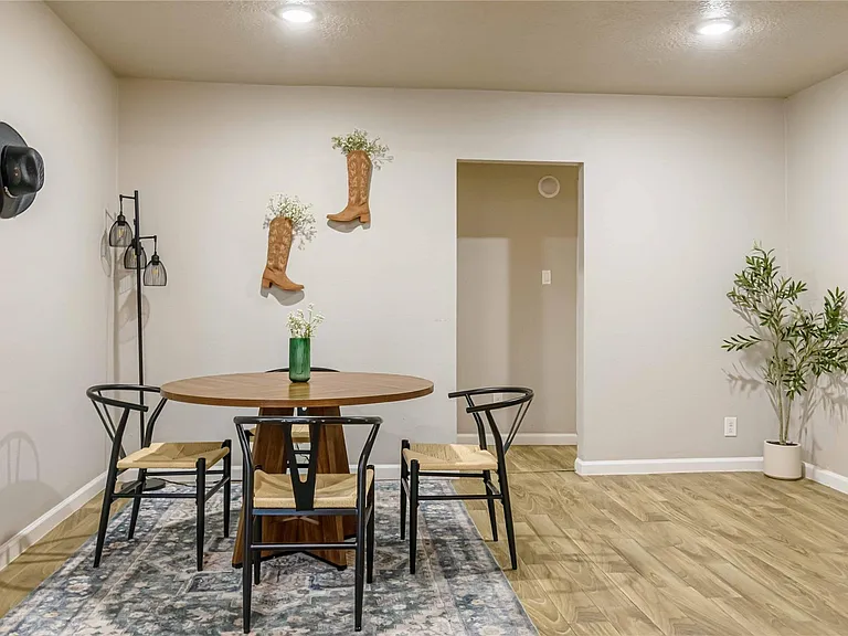 3818 Blodgett St — Photo 5