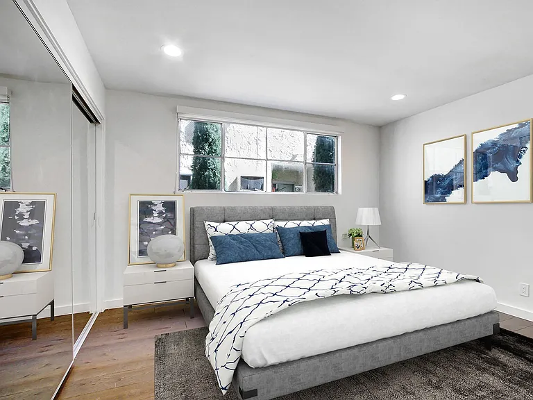 8430 De Longpre Ave — Photo 12