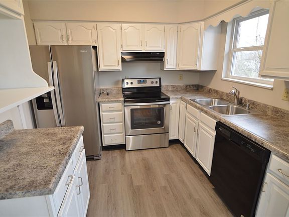3rd image of 129 Berkley Dr