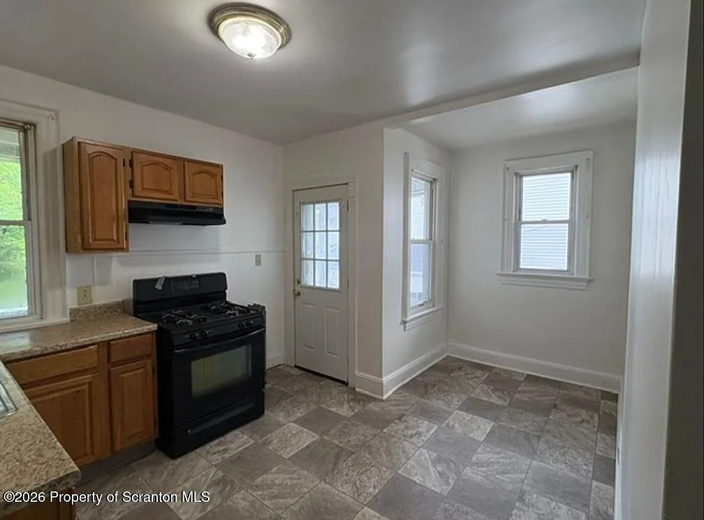 2 bed, 1.0 bath, 1100 sqft, $1,250 — Photo 2