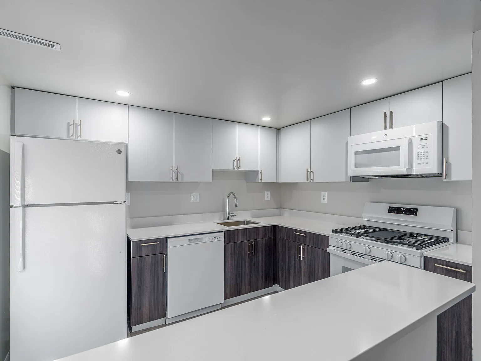 Lakeside Apartments — Photo 1