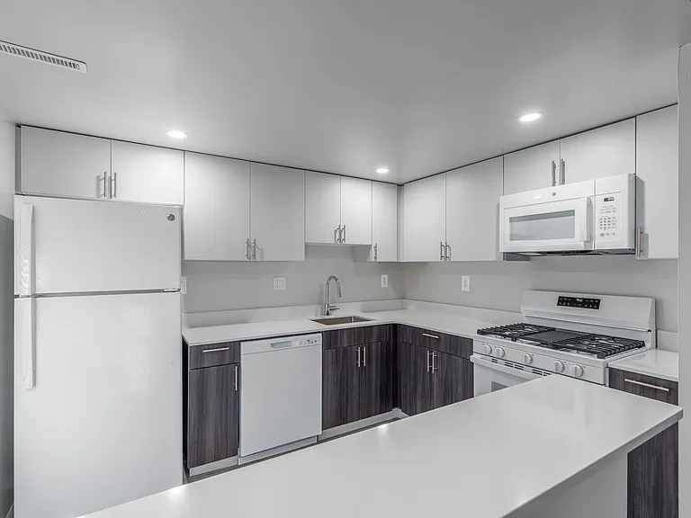 Lakeside Apartments — Photo 1