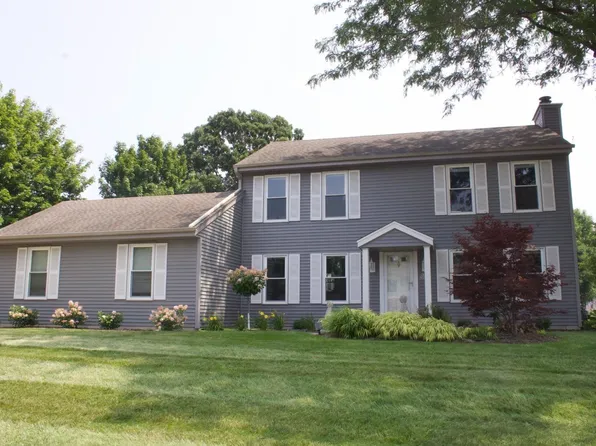 W169N10806 Redwood Ln, Germantown, WI 53022