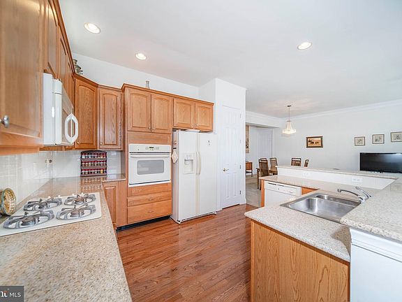 5th image of 132 S Valentine Dr