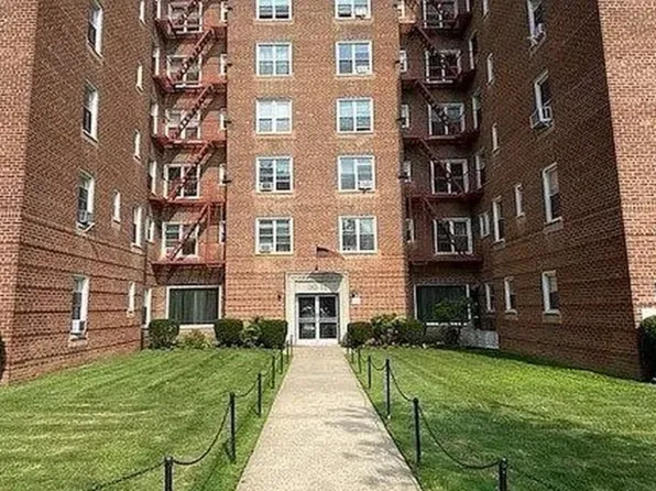 30-11 Parsons Boulevard image 2 of 4