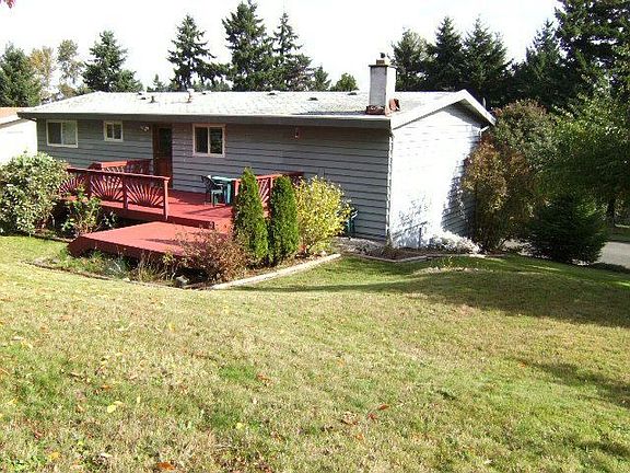 Huge backyard & nice size deck