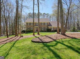 235 Oak Leaf Cir, Roswell, GA 30075