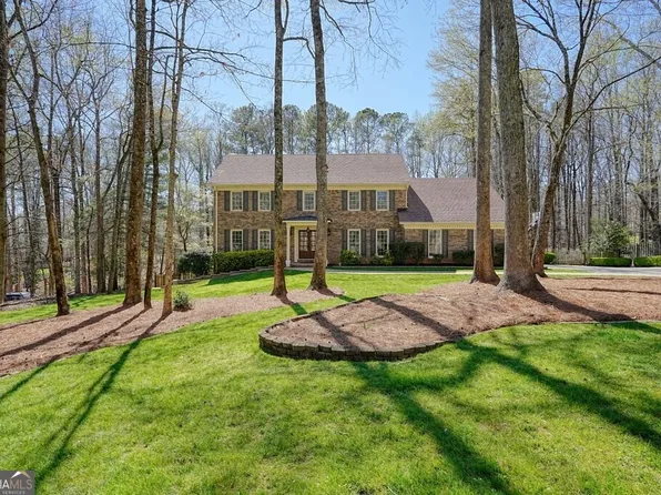 235 Oak Leaf Cir, Roswell, GA 30075