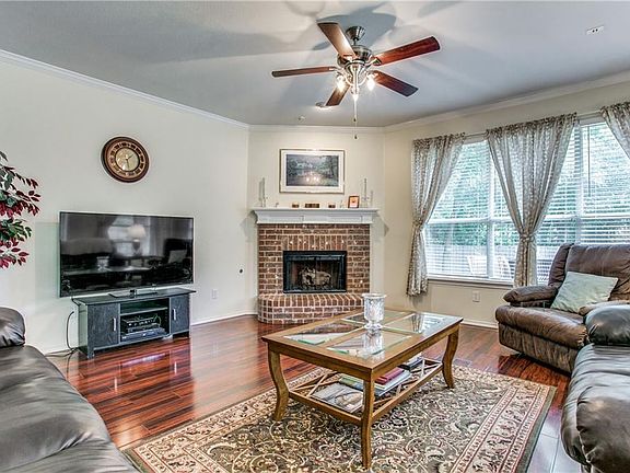 4th image of 2320 Forest Park Cir
