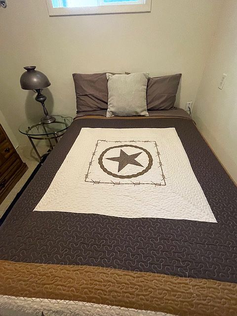 Bedroom with Queen bed