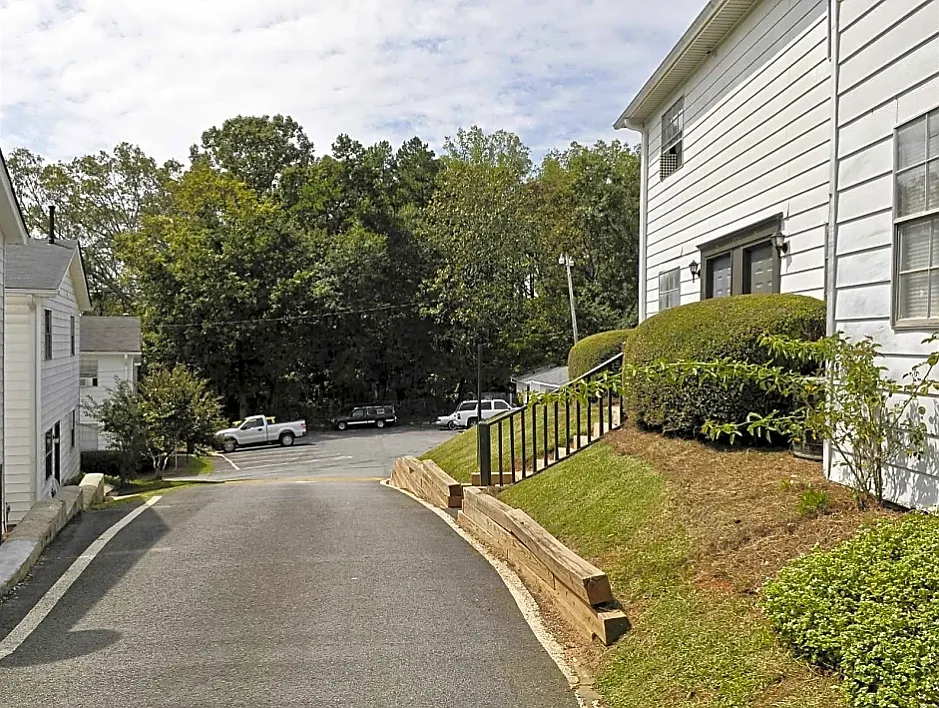 Lanier Townhomes — Photo 3
