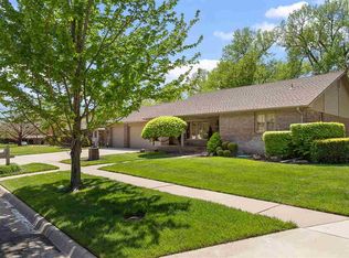 3 Tanglewood Ln, Hutchinson, KS 67502