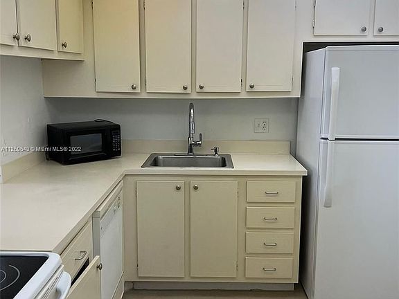 5th image of 470 Executive Center Dr APT 4L