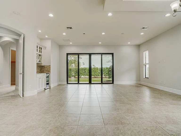 170 SE Calmo Cir — Photo 5