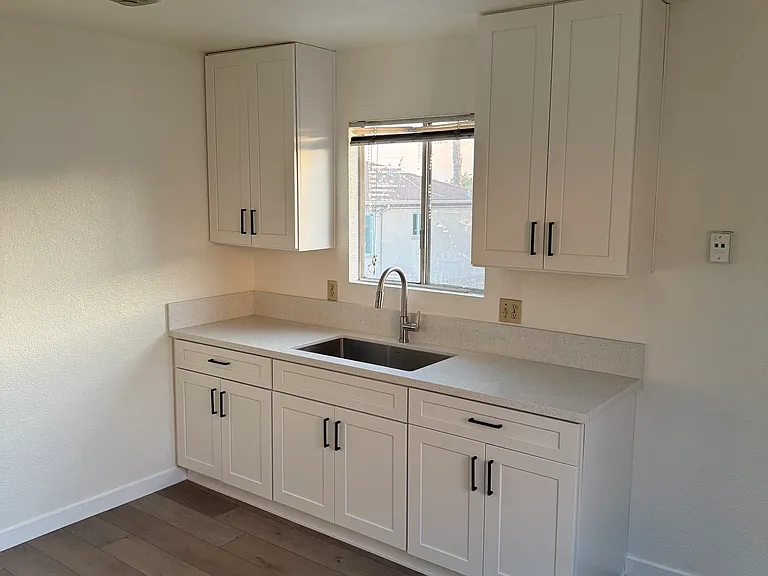 4438 Winona Ave #C — Photo 8
