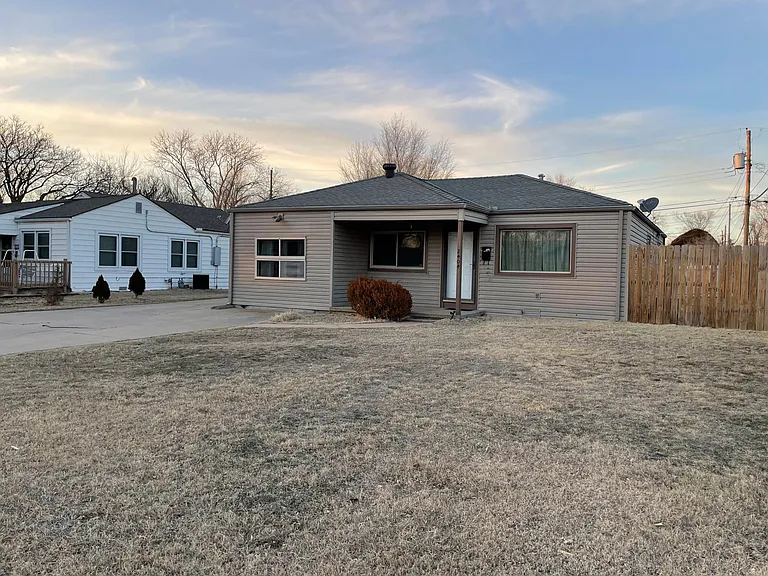 2404 W Rita St — Photo 1