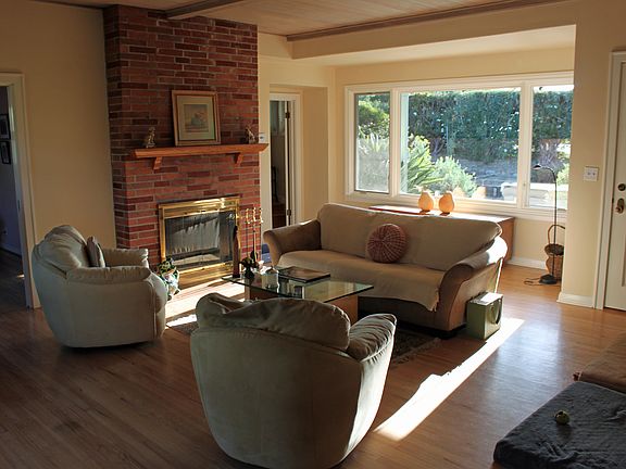 Living room w/ fireplace