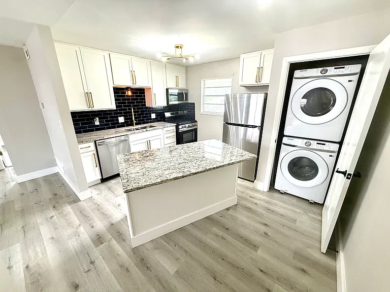 1541 Glenn Ave — Photo 1