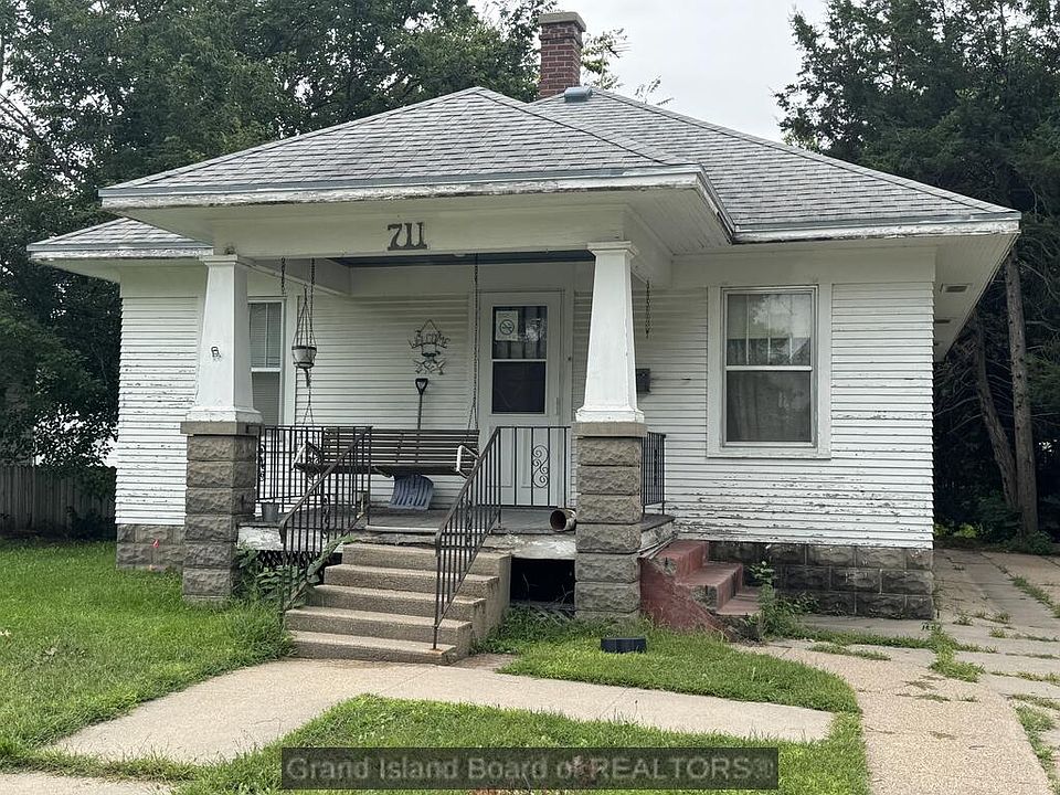 1st image of 711 W 9th St
