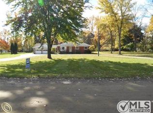 1114 Bloomer Rd, Rochester Hills, MI 48307