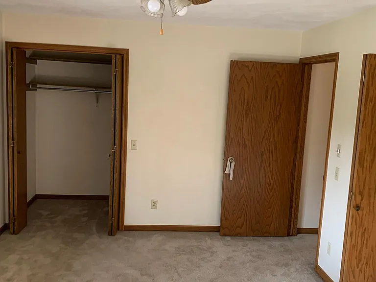 Main bedroom - w/ 2 closets