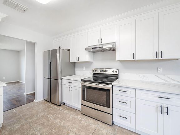 3rd image of 2815 Deerborn St