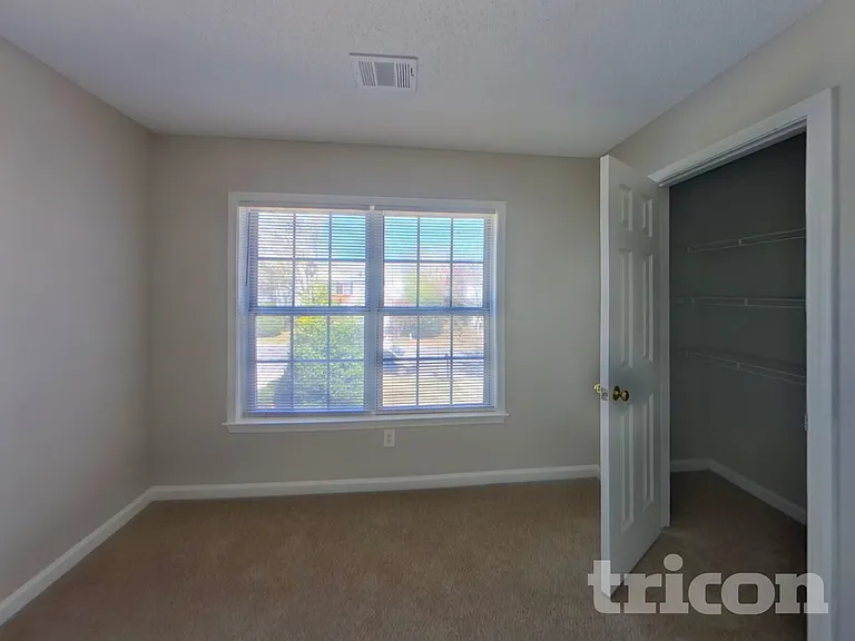 325 Cadeleigh Ct — Photo 14