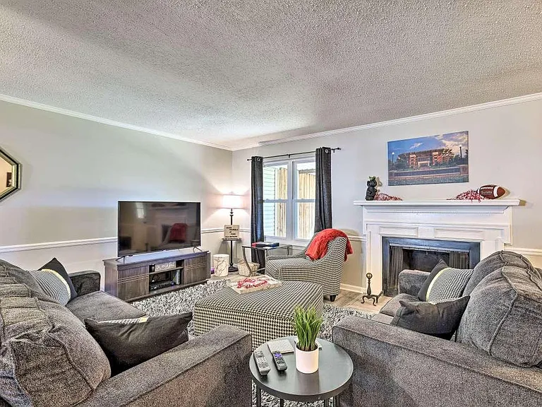 1073 Fairfax Dr — Photo 2