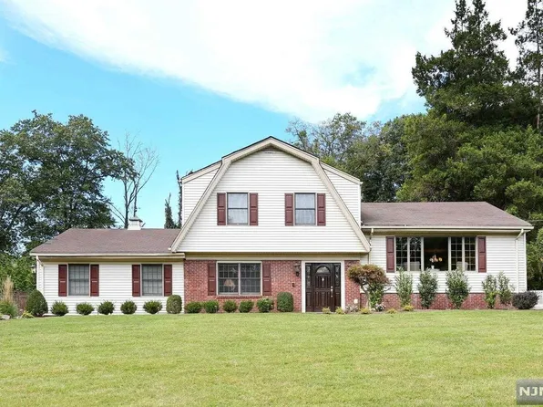 17 Skyline Dr, Upper Saddle River, NJ 07458