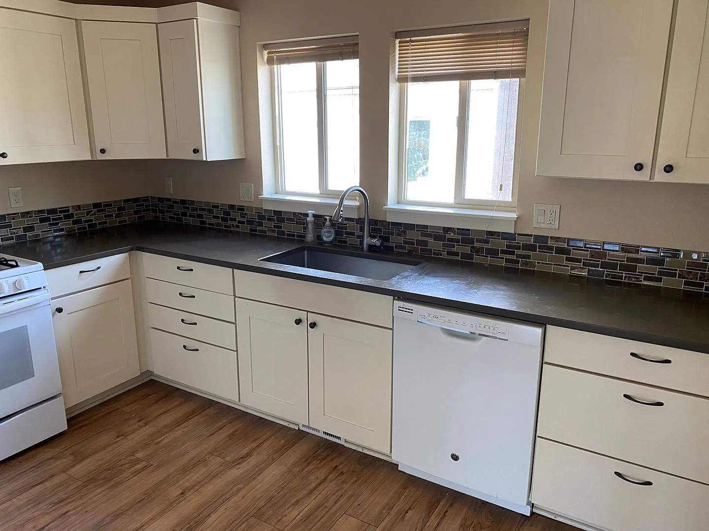 4 Bed/3 Bath Townhome in NW Bend - Newport Ave — Photo 4