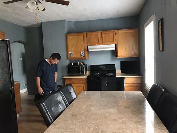 3rd image of 2028 Ezra Ave