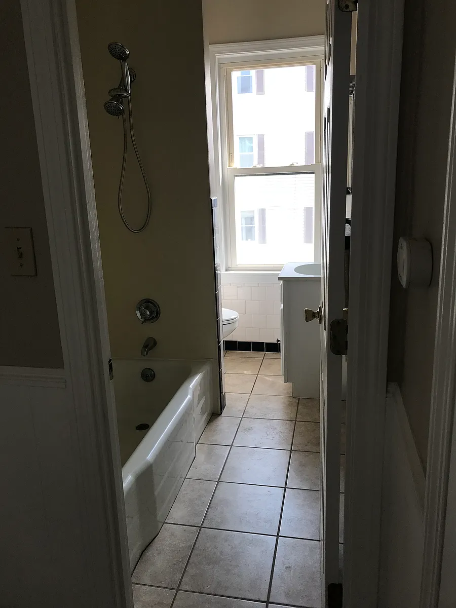 Building Photo - 18 Pitman St #4