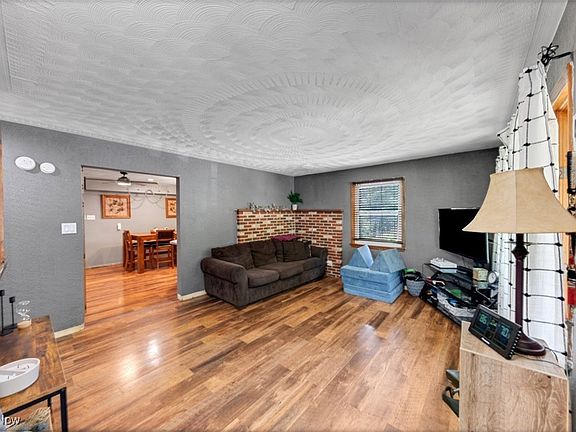 5th image of 16533 Glenn St