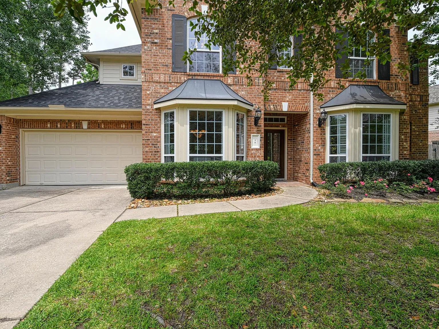 5 bed, 3.5 bath, 3538 sqft, $5,300 — Photo 2
