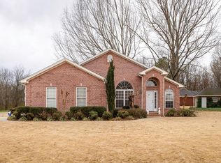 1995 Waterford Dr, Muscle Shoals, AL 35661
