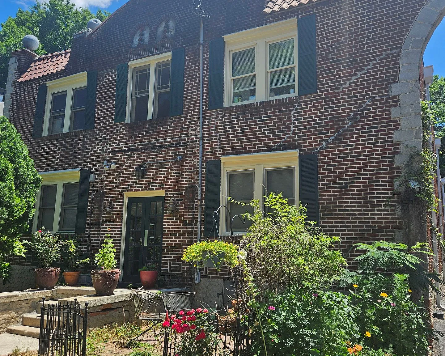 Pendelton Apartments — Photo 1