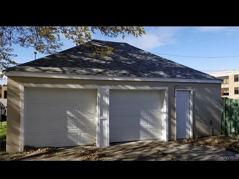 198 Helen St — Photo 2