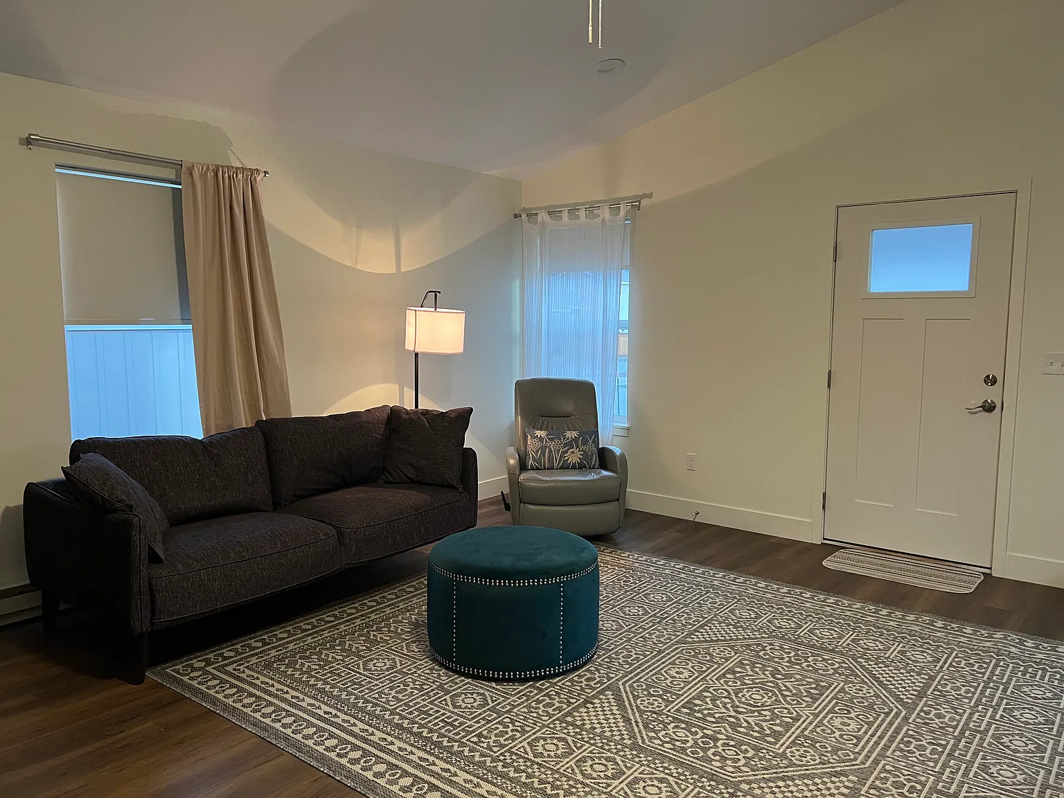 3 bed, 1360 sqft, $2,300 — Photo 3