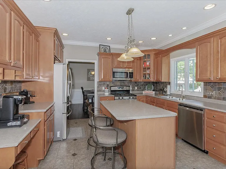 1608 Whitmer Ct — Photo 8