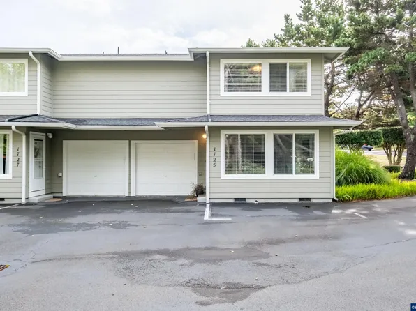 1725 NW 22nd St, Lincoln City, OR 97367