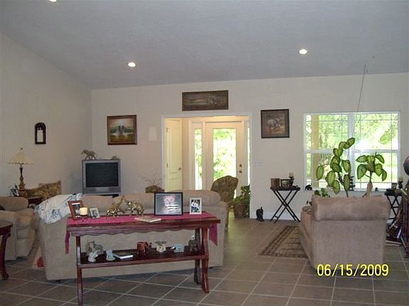 Entry/Living Room