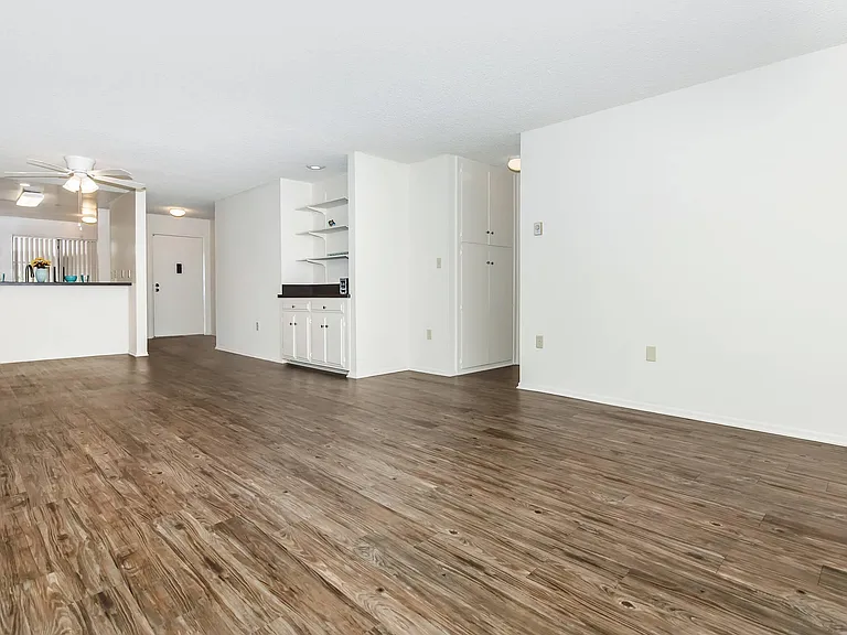 Riviera Vista Apartments — Photo 37