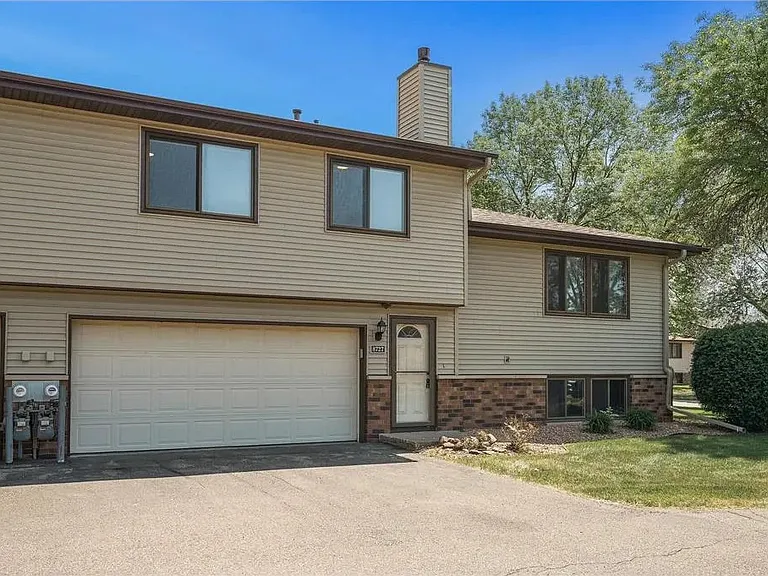 8727 N Maplebrook Cir — Photo 2