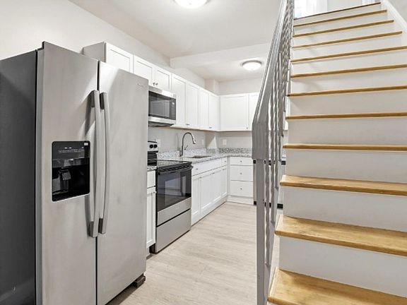 4th image of 117 Webster St