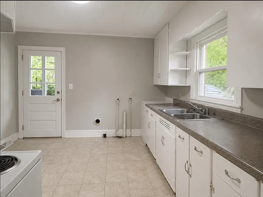 3 bed, 1269 sqft, $1,895 — Photo 2