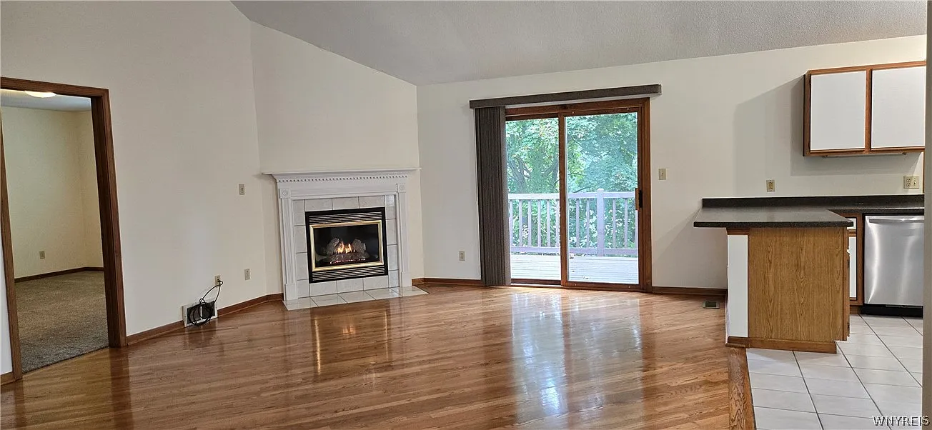 2 bed, 1.0 bath, 2092 sqft, $1,895 — Photo 3