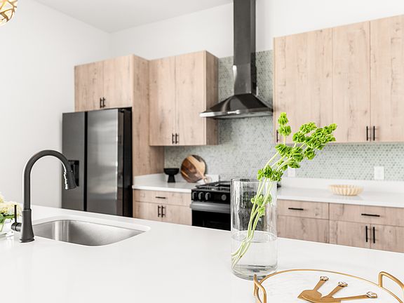 4th image of 2015 N Prairie Ave #103
