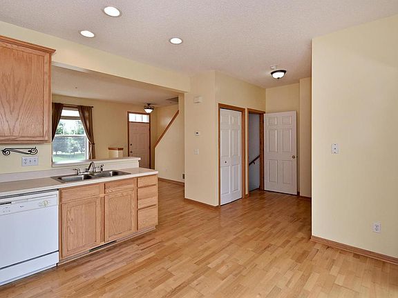 5th image of 11339 Davenport Cir NE Unit B